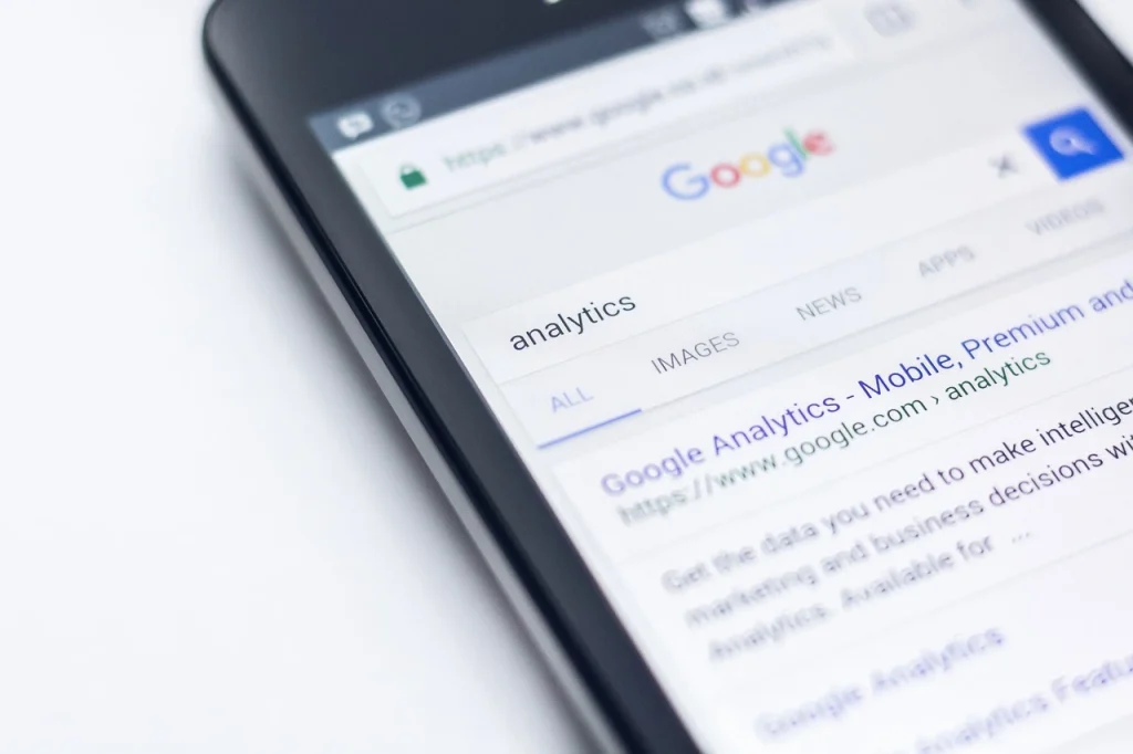 Meer bezoekers op je website: telefoon waar Google open staat en analytics wordt gezocht