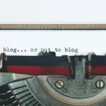 Pakkende blogtitel op typemachine