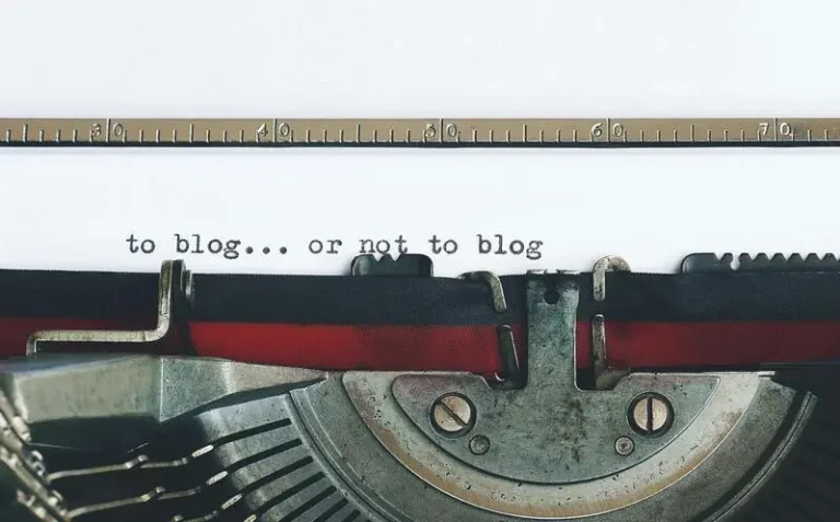 Pakkende blogtitel op typemachine