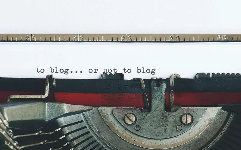 Pakkende blogtitel op typemachine