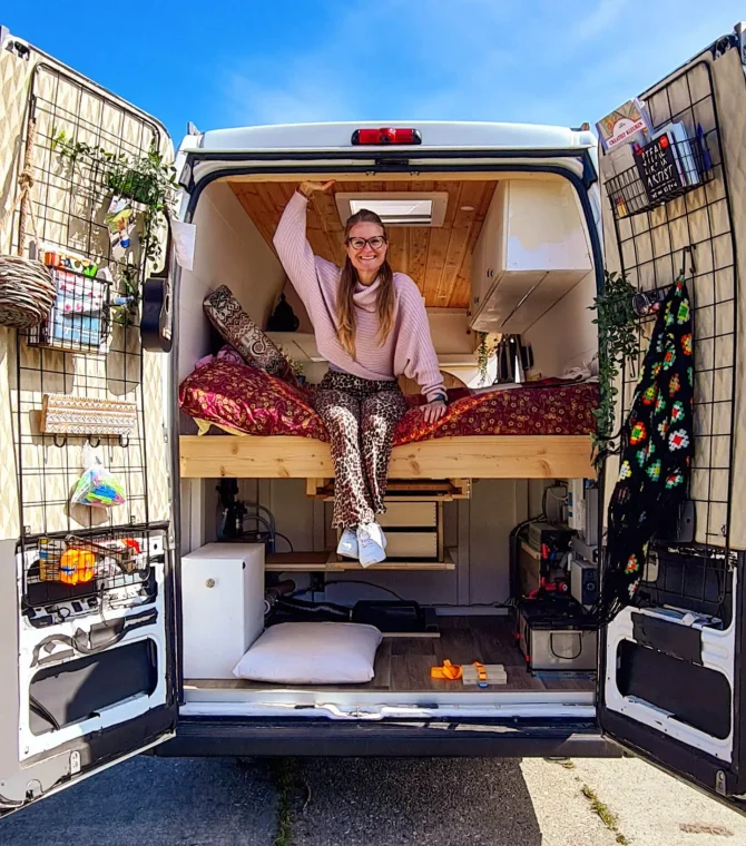 SEO tekstschrijver Jolien in haar camperbus