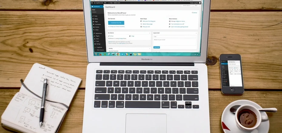 Jolien Cohen – Meer bezoekers op je website- laptop met blog open Meer bezoekers op je website via de blog